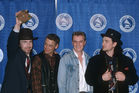 U2 nhận giải thưởng Grammy đầu tiên của mình với album The Joshua Tree vào năm 1988, và đã đạt được 22 giải kể từ đó, đã gắn U2 với Stevie Wonder là những nghệ sĩ đương thời đạt nhiều giải Grammy nhất. Giải thưởng của nhóm bao gồm Ban nhạc Rock hay nhất, Album của năm, Thu âm của năm, Bài hát của năm và Album Rock xuât sắc nhất. U2 nhận giải thưởng Grammy đầu tiên của mình với album The Joshua Tree vào năm 1988, và đã đạt được 22 giải kể từ đó, đã gắn U2 với Stevie Wonder là những nghệ sĩ đương thời đạt nhiều giải Grammy nhất. Giải thưởng của nhóm bao gồm Ban nhạc Rock hay nhất, Album của năm, Thu âm của năm, Bài hát của năm và Album Rock xuât sắc nhất.