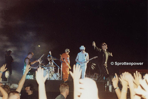 Tiếp đó, U2 lại ghi điểm trên đường lưu diễn với tour PopMart tháng 4/1997. PopMart được xếp thứ hai trong danh sách các tour lợi nhuận cao nhất (80 triệu USD). Kết thúc vào tháng 3/1998, U2 đã thực hiện tour này ở khắp các lục địa trên trái đất, thu hút hơn 2 triệu người tham dự. Tiếp đó, U2 lại ghi điểm trên đường lưu diễn với tour PopMart tháng 4/1997. PopMart được xếp thứ hai trong danh sách các tour lợi nhuận cao nhất (80 triệu USD). Kết thúc vào tháng 3/1998, U2 đã thực hiện tour này ở khắp các lục địa trên trái đất, thu hút hơn 2 triệu người tham dự.