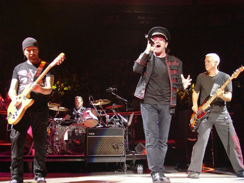 U2 lúc đầu lấy tên là Feedback. Ban nhạc gồm có Paul Hewson (Bono) hát chính và vĩ cầm, Dave Evans (The Edge) chơi ghita, keyboard và hát chính, Adam Clayton chơi ghita bass, Larry Mullen, Jr. chơi trống và bộ gõ. U2 lúc đầu lấy tên là Feedback. Ban nhạc gồm có Paul Hewson (Bono) hát chính và vĩ cầm, Dave Evans (The Edge) chơi ghita, keyboard và hát chính, Adam Clayton chơi ghita bass, Larry Mullen, Jr. chơi trống và bộ gõ.