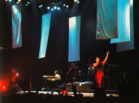 Tour diễn quảng cáo The Unforgettable Fire chứng kiến lần đầu tiên U2 rất thành công tại những điểm biểu diễn lớn (sân vận động) ở Mỹ. Tour diễn quảng cáo The Unforgettable Fire chứng kiến lần đầu tiên U2 rất thành công tại những điểm biểu diễn lớn (sân vận động) ở Mỹ.