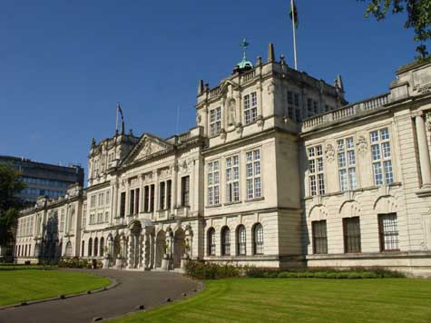 Cardiff được mệnh danh là thủ đô “tiết kiệm” của vương quốc Anh trong vòng 9 năm trở lại đây. Sinh viên thường phải trả 83 đến 92 bảng/tuần(bao gồm phục vụ ăn uống) khi sống trong cartered halls (phòng ở kí túc xá), hoặc 64 đến 88 bảng/tuần(không bao gồm phục vụ ăn) khi chọn self-cartered halls (phòng ở tự phục vụ). Hơn nữa, thuế ở thành phố này cũng được đánh ở mức thấp hơn so với các thành phố khác. Vì thế, đây được coi là một địa điểm du học lý tưởng dành cho các du học sinh có mức chi tiêu trung bình. (Ảnh : Cardiff University). Cardiff được mệnh danh là thủ đô “tiết kiệm” của vương quốc Anh trong vòng 9 năm trở lại đây. Sinh viên thường phải trả 83 đến 92 bảng/tuần(bao gồm phục vụ ăn uống) khi sống trong cartered halls (phòng ở kí túc xá), hoặc 64 đến 88 bảng/tuần(không bao gồm phục vụ ăn) khi chọn self-cartered halls (phòng ở tự phục vụ). Hơn nữa, thuế ở thành phố này cũng được đánh ở mức thấp hơn so với các thành phố khác. Vì thế, đây được coi là một địa điểm du học lý tưởng dành cho các du học sinh có mức chi tiêu trung bình. (Ảnh : Cardiff University).