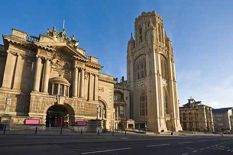 Đại học Bristol (University of Bristol) và UWE Bristol (University of the West of England) là hai trường nổi tiếng và cũng là điểm thu hút nhiều du học sinh quốc tế. Theo nghiên cứu của Đại học Bristol, dự tính một sinh viên cần chi khoảng 9.000 đến 10.800 bảng/năm bao gồm tất cả các chi phí sinh hoạt và đi lại. Tuy nhiên, du học sinh có thể tiết kiệm chi phí bằng việc lựa chọn thuê nhà giá rẻ (khoảng 200 - 300 bảng/tháng), di chuyển bằng xe bus (sẽ chỉ tốn khoảng 16,7 bảng/tuần) và tận dụng các ưu đãi khác cho sinh viên. Hơn nữa, Bristol cũng là thành phố đứng đầu về các hoạt động dành cho du học sinh quốc tế. Đại học Bristol (University of Bristol) và UWE Bristol (University of the West of England) là hai trường nổi tiếng và cũng là điểm thu hút nhiều du học sinh quốc tế. Theo nghiên cứu của Đại học Bristol, dự tính một sinh viên cần chi khoảng 9.000 đến 10.800 bảng/năm bao gồm tất cả các chi phí sinh hoạt và đi lại. Tuy nhiên, du học sinh có thể tiết kiệm chi phí bằng việc lựa chọn thuê nhà giá rẻ (khoảng 200 - 300 bảng/tháng), di chuyển bằng xe bus (sẽ chỉ tốn khoảng 16,7 bảng/tuần) và tận dụng các ưu đãi khác cho sinh viên. Hơn nữa, Bristol cũng là thành phố đứng đầu về các hoạt động dành cho du học sinh quốc tế.