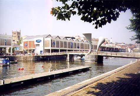 Gabriel Jara, một du học sinh đang học tại Đại học Bristol cho biết “Bristol là nơi đặt chân đầu tiên của tôi khi sang Anh, và thật khó để tìm ra một thành phố nào tốt hơn thế. Con người nơi đây rất thân thiện, không gian yên tĩnh và thanh bình. Tôi chưa bao giờ hối hận khi lựa chọn Bristol”. Gabriel Jara, một du học sinh đang học tại Đại học Bristol cho biết “Bristol là nơi đặt chân đầu tiên của tôi khi sang Anh, và thật khó để tìm ra một thành phố nào tốt hơn thế. Con người nơi đây rất thân thiện, không gian yên tĩnh và thanh bình. Tôi chưa bao giờ hối hận khi lựa chọn Bristol”.