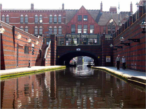 Theo một du học sinh trường Đại học Birmingham thì đây “là một thành phố ấn tượng với nhiều điểm hấp dẫn, các trường đại học khá yên tĩnh và điều kiện học tập tốt cho sinh viên quốc tế. Và đặc biệt, Birmingham còn là điểm đến đáng mơ ước nếu bạn là người thích du lịch và khám phá”. Theo một du học sinh trường Đại học Birmingham thì đây “là một thành phố ấn tượng với nhiều điểm hấp dẫn, các trường đại học khá yên tĩnh và điều kiện học tập tốt cho sinh viên quốc tế. Và đặc biệt, Birmingham còn là điểm đến đáng mơ ước nếu bạn là người thích du lịch và khám phá”.