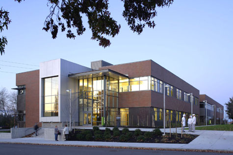 Skagit Valley College (Seattle, Washington): Nằm tại Mount Vernon (bang Washington) – thành phố đã được New Rating Guide to Life in America’s Small Cities bình chọn là "Thành phố nhỏ đẹp nhất nước Mỹ", du học sinh học tập tại Skagit Valley sẽ yên tâm hơn bởi môi trường sống nơi đây thân thiện với mức sinh hoạt phí thấp hơn và an ninh cá nhân cao hơn những thành phố lớn khác. Trường cung cấp 60 chương trình chuyên môn chính (Công nghệ thông tin, Khoa học, Thiết kế kĩ thuật, Technical art…). Trường được xếp hạng là một trong những trường ĐHCĐ tốt nhất năm 2007, nằm trong top 30 trường ĐHCĐ tốt nhất cả nước. Skagit Valley College (Seattle, Washington): Nằm tại Mount Vernon (bang Washington) – thành phố đã được New Rating Guide to Life in America’s Small Cities bình chọn là "Thành phố nhỏ đẹp nhất nước Mỹ", du học sinh học tập tại Skagit Valley sẽ yên tâm hơn bởi môi trường sống nơi đây thân thiện với mức sinh hoạt phí thấp hơn và an ninh cá nhân cao hơn những thành phố lớn khác. Trường cung cấp 60 chương trình chuyên môn chính (Công nghệ thông tin, Khoa học, Thiết kế kĩ thuật, Technical art…). Trường được xếp hạng là một trong những trường ĐHCĐ tốt nhất năm 2007, nằm trong top 30 trường ĐHCĐ tốt nhất cả nước.