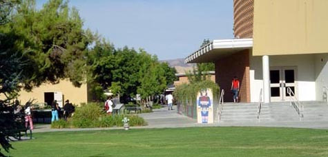 West Hills College (Fresno, California): Tọa lạc tại thành phố Coalinga (California) nằm giữa Los Angeles và San Francisco, tại thung lũng trung tâm của California, nằm gần khu quận Cam (khu có dân cư người Việt tập trung đông nhất tại Mỹ). Với khoảng 12.000 SV (trong đó 10% là SV quốc tế), trường cung cấp nhiều chương trình học chuyển tiếp vào các trường ĐH hệ 4 năm về các lĩnh vực nổi trội: Kinh doanh, Sinh học, Hệ thống thông tin máy tính, Quản lý phát triển trẻ em… West Hills College (Fresno, California): Tọa lạc tại thành phố Coalinga (California) nằm giữa Los Angeles và San Francisco, tại thung lũng trung tâm của California, nằm gần khu quận Cam (khu có dân cư người Việt tập trung đông nhất tại Mỹ). Với khoảng 12.000 SV (trong đó 10% là SV quốc tế), trường cung cấp nhiều chương trình học chuyển tiếp vào các trường ĐH hệ 4 năm về các lĩnh vực nổi trội: Kinh doanh, Sinh học, Hệ thống thông tin máy tính, Quản lý phát triển trẻ em…