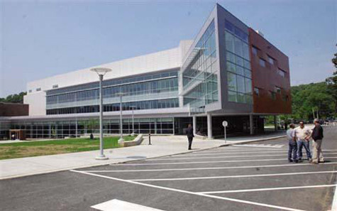 Delaware County Community College (Philadelphia, Pennsylvania): Trường Cao đẳng cộng đồng Quận Delaware là trường Cao đẳng công 2 năm, được công nhân hoàn toàn đặt tại Media, Pennsylvania. Sinh viên tận hưởng những điều tốt đẹp nhất của cả 2 thế giới – một nơi học tập yên tĩnh – khuôn viên thân thiện giữa thiên nhiên, và dễ dàng đi đến thành phố lớn Philadelphia, chỉ cách đó 22 km. Delaware County Community College (Philadelphia, Pennsylvania): Trường Cao đẳng cộng đồng Quận Delaware là trường Cao đẳng công 2 năm, được công nhân hoàn toàn đặt tại Media, Pennsylvania. Sinh viên tận hưởng những điều tốt đẹp nhất của cả 2 thế giới – một nơi học tập yên tĩnh – khuôn viên thân thiện giữa thiên nhiên, và dễ dàng đi đến thành phố lớn Philadelphia, chỉ cách đó 22 km.