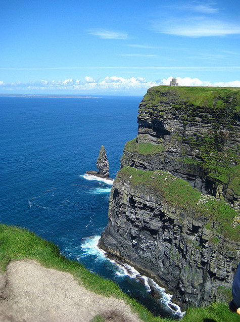 Đến với vách đá Moher, khách du lịch có thể tham gia các môn thể thao mạo hiểm như lướt sóng, lặn biển, chinh phục các vách đá hiểm trở bằng xe đạp hay leo núi...luôn hấp dẫn các du khách trải nghiệm. Còn với các du khách muốn đắm mình trong đại dương, sẽ có các tàu du lịch phục vụ du khách thăm thú phong cảnh tuyệt vời trong vòng một giờ đồng hồ dọc theo 8km bờ biển.