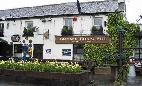 Johnnie Fox Pub – Glencullen, Công ty Dublin Đây có thể là một trong số ít những quán rượu mà khách du lịch sẽ khó mà tìm thấy, nhưng nếu bạn sẵn sàng cho chuyến đi đến đây, bạn sẽ không phải thất vọng. Johnnie Fox không chỉ là quán rượu Ailen truyền thống (thành lập năm 1798), mà đó còn là quán rượu cao nhất ở Ireland, phục vụ những loại thức ăn tuyệt vời và cung cấp các buổi biểu diễn của âm nhạc truyền thống Ailen. Johnnie Fox Pub – Glencullen, Công ty Dublin Đây có thể là một trong số ít những quán rượu mà khách du lịch sẽ khó mà tìm thấy, nhưng nếu bạn sẵn sàng cho chuyến đi đến đây, bạn sẽ không phải thất vọng. Johnnie Fox không chỉ là quán rượu Ailen truyền thống (thành lập năm 1798), mà đó còn là quán rượu cao nhất ở Ireland, phục vụ những loại thức ăn tuyệt vời và cung cấp các buổi biểu diễn của âm nhạc truyền thống Ailen.