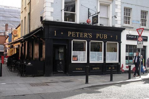 Peter’s Pub – Johnson’s Place, William Street. Peter’s Pub vẫn là một trong những quán rượu khiến du khách muốn khám phá hết những bí mật của nó. Không gian của Peter’s Pub rất nhỏ và ấm cúng, tạo ra một bầu không khí thoải mái thân thiện, hoàn hảo để bạn có thể nhâm nhi 1 ly rượu và bắt đầu một cuộc trò chuyện. Peter’s Pub – Johnson’s Place, William Street. Peter’s Pub vẫn là một trong những quán rượu khiến du khách muốn khám phá hết những bí mật của nó. Không gian của Peter’s Pub rất nhỏ và ấm cúng, tạo ra một bầu không khí thoải mái thân thiện, hoàn hảo để bạn có thể nhâm nhi 1 ly rượu và bắt đầu một cuộc trò chuyện.
