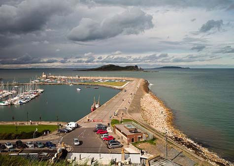 Howth - làng câu cá xinh đẹp, với những phiến đá xếp thành vô số bậc thang chạy dài đến tận bờ biển, nổi tiếng là chuyến du ngoạn từ Dublin đến vùng ngoại ô của thành phố này. Howth - làng câu cá xinh đẹp, với những phiến đá xếp thành vô số bậc thang chạy dài đến tận bờ biển, nổi tiếng là chuyến du ngoạn từ Dublin đến vùng ngoại ô của thành phố này.