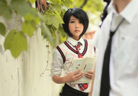 Theo thông tin mà cư dân mạng thu thập thì Hạ Tiểu Vi sinh ngày 3/2/1989 tại thành phố Vũ Hán, tỉnh Hồ Bắc, Trung Quốc. Cô có chiều cao 1m65 và cân nặng 44kg. Tên thường gọi là Vi Vi.