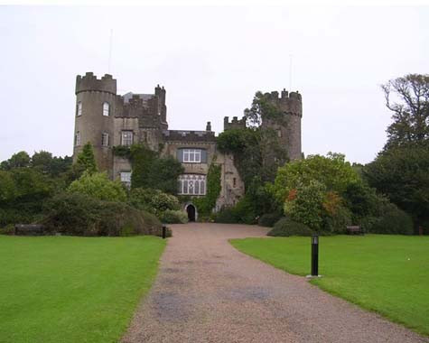 Vùng Malahide là một làng nhỏ với bến cảng riêng, cách xa khu đô thị Dublin. Malahide xưa kia rất yên tĩnh nhưng ngày nay phát triển thành một trung tâm náo nhiệt với nhiều khu vui chơi, ăn uống và mua sắm. Vùng Malahide là một làng nhỏ với bến cảng riêng, cách xa khu đô thị Dublin. Malahide xưa kia rất yên tĩnh nhưng ngày nay phát triển thành một trung tâm náo nhiệt với nhiều khu vui chơi, ăn uống và mua sắm.