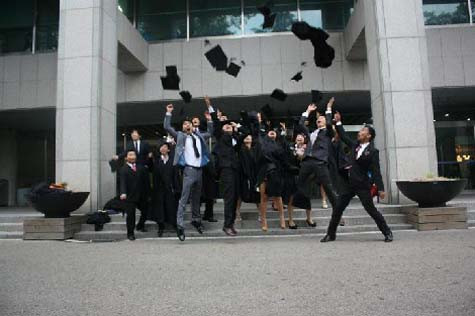 Đặc biệt hơn, lễ tốt nghiệp đối với du học sinh thường không có sự tham gia, chúc mừng của phụ huynh, người thân mà chỉ có thầy cô và bạn bè quốc tế chung vui. Đó cũng là lúc họ đứng trước sự lựa chọn: tiếp tục học tập, ở lại làm việc tại nước bạn hay trở về Việt Nam phục vụ đất nước? Đặc biệt hơn, lễ tốt nghiệp đối với du học sinh thường không có sự tham gia, chúc mừng của phụ huynh, người thân mà chỉ có thầy cô và bạn bè quốc tế chung vui. Đó cũng là lúc họ đứng trước sự lựa chọn: tiếp tục học tập, ở lại làm việc tại nước bạn hay trở về Việt Nam phục vụ đất nước?