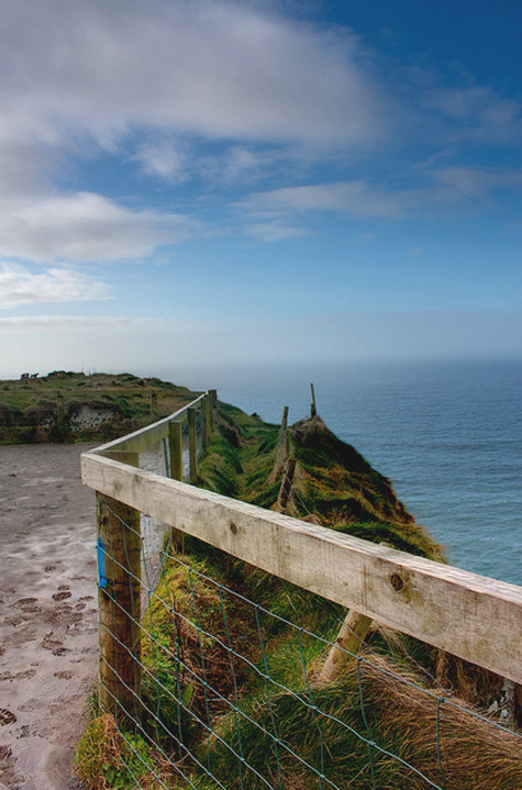 Con đường sát vách đá được rào cẩn thận, đề phòng tai nạn đáng tiếc cho khách đến tham quan.