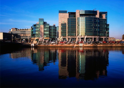 Bên bờ bắc sông Liffey, cách xa trung tâm thành phố, là tòa nhà Trung tâm Dịch vụ Tài chính Quốc tế (International Financial Services Centre - IFSC) nơi tập đoàn kiểm toán toàn cầu KPMG và Hãng dịch vụ tài chính JPMorgan Chase thuê văn phòng. Bên cạnh những cao ốc tài chính này là một tòa nhà được khôi phục xinh đẹp mang tên Chq - "hình hài" mới nhất của một cửa hàng thuốc lá cũ có hầm phía dưới.