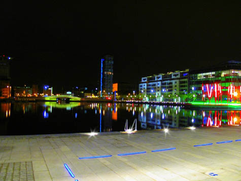 Khu Grand Canal Dock là một "bộ sưu tập" sành điệu những ngọn đèn sáng, căn hộ lịch sự và nhà hàng kiểu cách.
