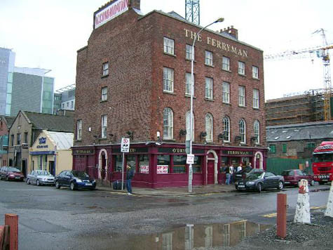 Chỉ cách nhà hát này một khối nhà là một quán rượu trường học cũ. Cả hai bên bờ sông đều được biết đến như những khu vực tồi tàn cho đến những năm 1980, khi nó trở thành điểm lui tới thường xuyên của những người thủy thủ và công nhân bốc xếp bến tàu.