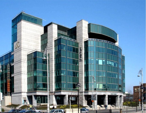 Sáng và thoáng mát với mặt ngoài bằng kính, tòa nhà có rất nhiều quán ăn, cửa hàng cao cấp và công trình nghệ thuật.