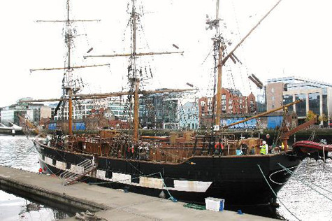 Thêm một vài bước chân nữa đến gần cảng hơn, bạn sẽ thấy một bản sao của con tàu Jeanie Johnston đang neo đậu.