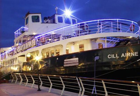 Một cuộc đi dạo xa hơn dọc theo bờ sông Liffey sẽ dẫn du khách đến một chiếc tàu đang neo khác, MV Cill Airne. Được chuyển thành quán bar và nhà hàng, đây là chốn xinh đẹp để bạn nhâm nhi đồ uống vào một ngày mùa hè rực nắng, "thám hiểm" bờ sông dài của Liffey trong khi thưởng thức một pint (đơn vị đo lường ở Anh, bằng 0,58 lít) bia Guinness trên boong tàu. Trong suốt thời gian mưa nhiều hơn thường lệ, thực khách cũng có thể thưởng thức một bữa ăn ngon miệng với tầm nhìn ra sông trên sàn chính có mái che trong nhà hàng Quay 16.