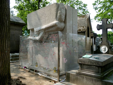 Mộ của Oscar Wilde tại nghĩa trang Père Lachaise Mộ của Oscar Wilde tại nghĩa trang Père Lachaise