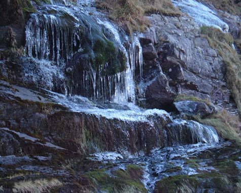 Trong các dãy núi cao tập trung ngoài bờ biển, Carrantouhill là đỉnh cao nhất với chiều cao 1.040m. Trong các dãy núi cao tập trung ngoài bờ biển, Carrantouhill là đỉnh cao nhất với chiều cao 1.040m.