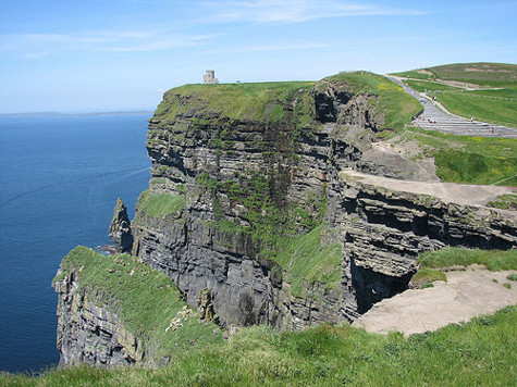 Khi bạn tiếp cận các vách đá trên mũi phía nam của vịnh Galway và Burren, bạn sẽ phải ngạc nhiên đến sững sờ trước quang cảnh quy mô, độc đáo của hiện tượng tự nhiên này. Du khách cũng có thể tìm hiểu kỹ hơn về thảm thực vật nơi đây, đi bộ dọc theo các con đường được trải nhựa gần các vách đá... Trong tiết trời quang đãng giữa mây trời, được thưởng thức một bữa ăn trưa thú vị ngay trên các vách đá bằng phẳng thì còn gì bằng.