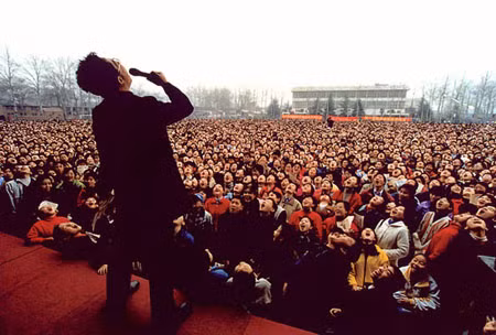 Đứng trước đám đông, và không ngần ngại điều gì: Hãy hét thật to lên! Đứng trước đám đông, và không ngần ngại điều gì: Hãy hét thật to lên!