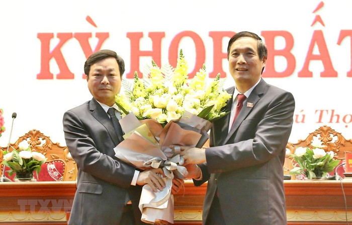 Ông Bùi Minh Châu (phải), Bí thư tỉnh ủy Phú Thọ, tặng hoa chúc mừng ông Bùi Văn Quang. (Ảnh: Trung Kiên/TTXVN) Ông Bùi Minh Châu (phải), Bí thư tỉnh ủy Phú Thọ, tặng hoa chúc mừng ông Bùi Văn Quang. (Ảnh: Trung Kiên/TTXVN)