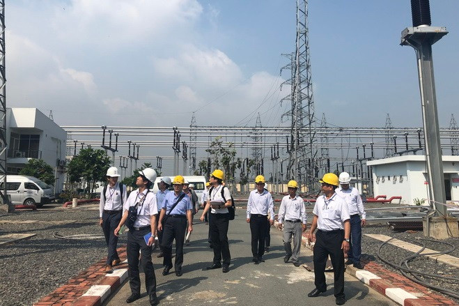 Các đại biểu tham quan thực tế tại Trạm biến áp 500 kV Cầu Bông. Các đại biểu tham quan thực tế tại Trạm biến áp 500 kV Cầu Bông.