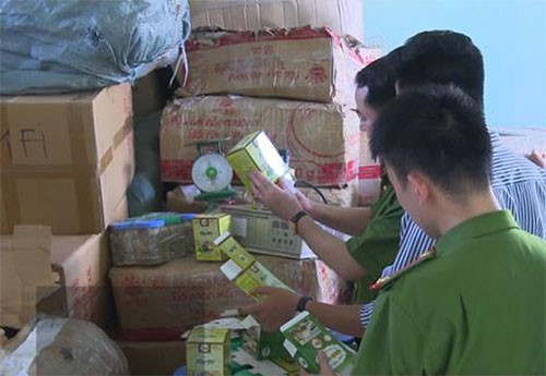 Lực lượng chức năng bắt giữ lượng lớn thực phẩm chức năng giả tại Hà Nội. ảnh minh họa: Báo Hà Nội mới. Lực lượng chức năng bắt giữ lượng lớn thực phẩm chức năng giả tại Hà Nội. ảnh minh họa: Báo Hà Nội mới.