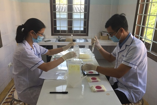 Xét nghiệm an toàn thực phẩm. ảnh: Cục an toàn thực phẩm.