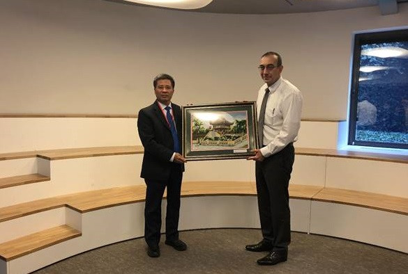 Ông Đặng Phan Tường (trái) trong chuyến làm việc với chuyên gia của ELIA (Bỉ). Ông Đặng Phan Tường (trái) trong chuyến làm việc với chuyên gia của ELIA (Bỉ).