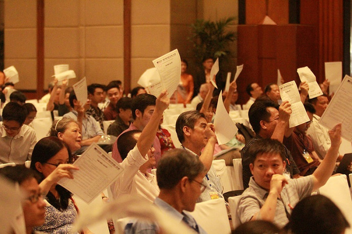 Các cổ đông biểu quyết, thống nhất thông qua Nghị quyết của Đại hội đồng cổ đông thường niên lần thứ 27 của SHB.