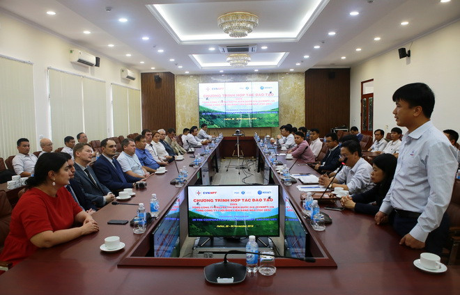 ông Lưu Việt Tiến – Phó Tổng Giám đốc EVNNPT phát biểu tại lễ tổng kết. ông Lưu Việt Tiến – Phó Tổng Giám đốc EVNNPT phát biểu tại lễ tổng kết.