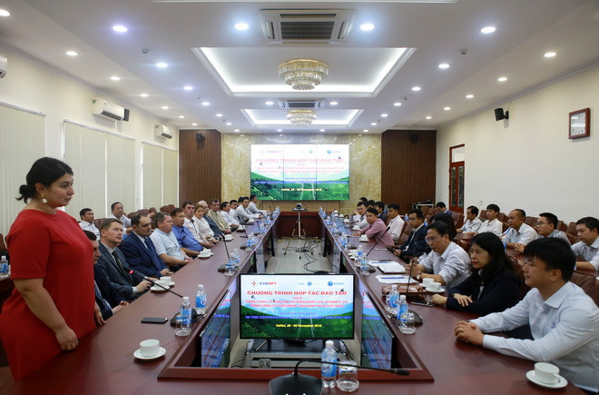 Bà Eliveta Nikolova - Giám đốc Trung tâm Đào tạo phát triển nguồn nhân lực của FGC UES phát biểu tại lễ tổng kết. Bà Eliveta Nikolova - Giám đốc Trung tâm Đào tạo phát triển nguồn nhân lực của FGC UES phát biểu tại lễ tổng kết.