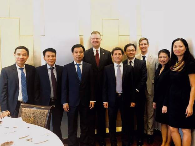 Chủ tịch Hội đồng Thành viên EVNNPT - ông Đặng Phan Tường và lãnh đạo EVNNPT trong buổi tiếp đón Đại sứ Hoa Kỳ Daniel J. Kritenbrink, Tham tán Thương mại Hoa Kỳ Eric Hsu cùng các cán bộ từ Đại sứ quán Hoa Kỳ. Chủ tịch Hội đồng Thành viên EVNNPT - ông Đặng Phan Tường và lãnh đạo EVNNPT trong buổi tiếp đón Đại sứ Hoa Kỳ Daniel J. Kritenbrink, Tham tán Thương mại Hoa Kỳ Eric Hsu cùng các cán bộ từ Đại sứ quán Hoa Kỳ.