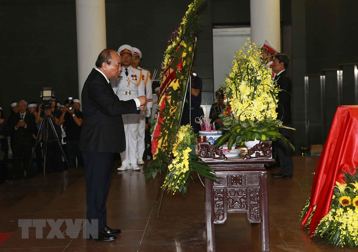 Thủ tướng Nguyễn Xuân Phúc thắp hương viếng Trung tướng Đồng Sỹ Nguyên.