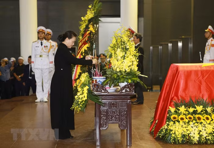 Chủ tịch Quốc hội Nguyễn Thị Kim Ngân thắp hương viếng Trung tướng Đồng Sỹ Nguyên.