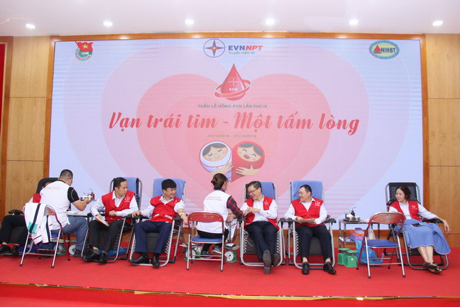 Cán bộ công nhân viên chức lao động EVNNPT nhiệt tình hưởng ứng hiến máu nhân đạo. Cán bộ công nhân viên chức lao động EVNNPT nhiệt tình hưởng ứng hiến máu nhân đạo.