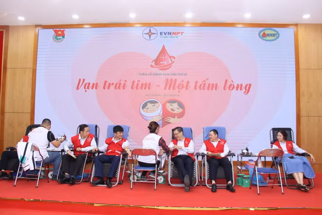 Cán bộ công nhân viên chức lao động EVNNPT nhiệt tình hưởng ứng hiến máu nhân đạo. Cán bộ công nhân viên chức lao động EVNNPT nhiệt tình hưởng ứng hiến máu nhân đạo.