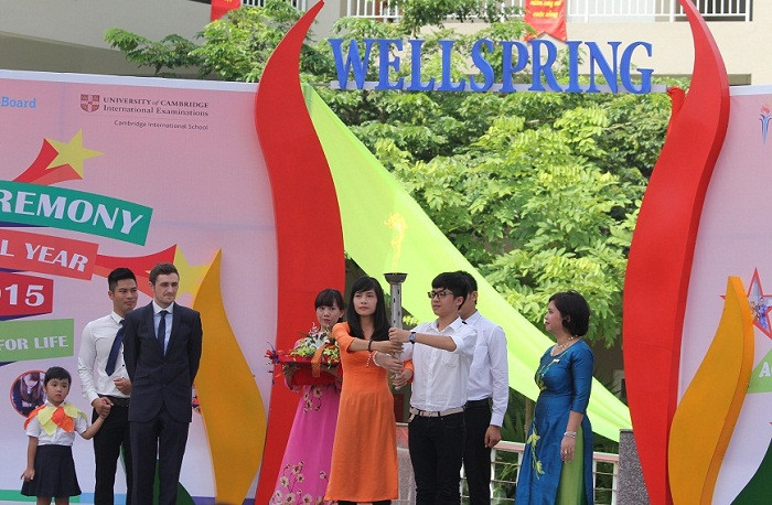 Nghi thức rước đuốc truyền thống của trường Wellspring trong ngày khai giảng. Ảnh: Diệu Linh. Nghi thức rước đuốc truyền thống của trường Wellspring trong ngày khai giảng. Ảnh: Diệu Linh.