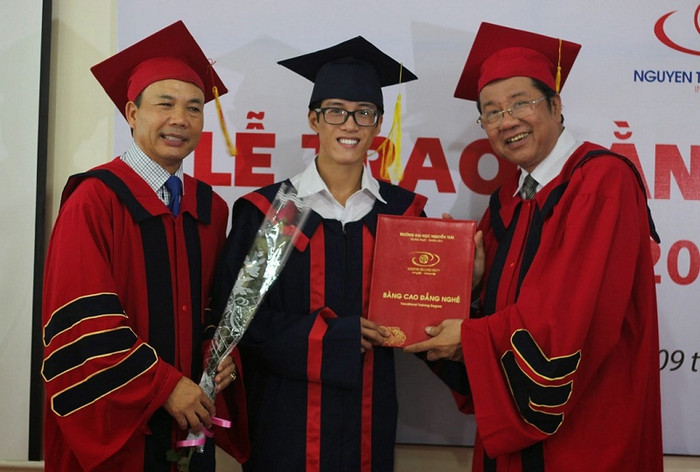 TS Nguyễn Tiến Luận - Chủ tịch HĐQT Trường ĐH Nguyễn Trãi (trái) và PGS.TS Nguyễn Văn Nhã chia sẻ niềm vui với tân cử nhân trong lễ trao bằng tốt nghiệp.