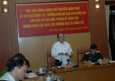 Phó Thủ tướng Nguyễn Xuân Phúc chỉ đạo: Xử lý nghiêm minh những chiến sỹ tiếp tay cho buôn lậu, gian lận thương mại và hàng giả. Ảnh: VGP. Phó Thủ tướng Nguyễn Xuân Phúc chỉ đạo: Xử lý nghiêm minh những chiến sỹ tiếp tay cho buôn lậu, gian lận thương mại và hàng giả. Ảnh: VGP.