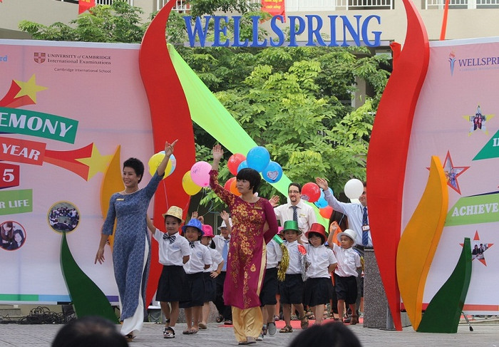 Tưng bừng chào đón học sinh vào lớp 1. Ảnh: Diệu Linh. Tưng bừng chào đón học sinh vào lớp 1. Ảnh: Diệu Linh.