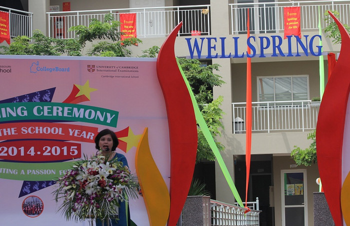 Bà Lê Tuệ Minh - Chủ tịch điều hành hệ thống trường Wellspring Hà Nội: "Hãy cùng chung tay với chúng tôi cho con em chúng ta một môi trường được vui chơi, học tập trong sự tôn trọng, khích lệ, tràn ngập tình yêu thương và cảm hứng, cùng khơi nguồn và thắp sáng trong các con niềm say mê cuộc sống". Ảnh: Diệu Linh. Bà Lê Tuệ Minh - Chủ tịch điều hành hệ thống trường Wellspring Hà Nội: "Hãy cùng chung tay với chúng tôi cho con em chúng ta một môi trường được vui chơi, học tập trong sự tôn trọng, khích lệ, tràn ngập tình yêu thương và cảm hứng, cùng khơi nguồn và thắp sáng trong các con niềm say mê cuộc sống". Ảnh: Diệu Linh.