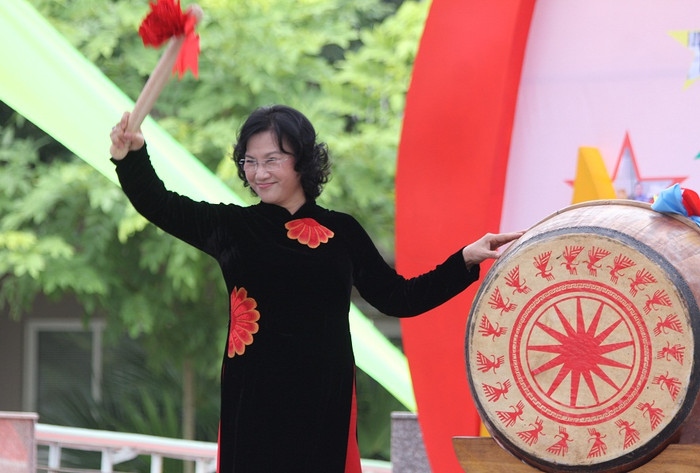 Phó Chủ tịch Quốc hội - bà Nguyễn Thị Kim Ngân đánh trống khai giảng năm học mới và gửi những lời chúc tốt đẹp nhất tới thầy và trò trường Wellspring. Ảnh: Diệu Linh. Phó Chủ tịch Quốc hội - bà Nguyễn Thị Kim Ngân đánh trống khai giảng năm học mới và gửi những lời chúc tốt đẹp nhất tới thầy và trò trường Wellspring. Ảnh: Diệu Linh.