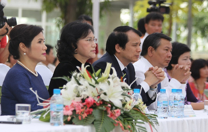 Từ trái qua phải: Bà Nguyễn Hồng Phương - Chủ tịch HĐQT Tập đoàn SSG; Bà Nguyễn Thị Kim Ngân - Ủy viên Bộ Chính trị, Phó Chủ tịch Quốc hội; Ông Phạm Mạnh Hùng - Thứ trưởng Bộ Giáo dục và Đào tạo. Ảnh: Diệu Linh. Từ trái qua phải: Bà Nguyễn Hồng Phương - Chủ tịch HĐQT Tập đoàn SSG; Bà Nguyễn Thị Kim Ngân - Ủy viên Bộ Chính trị, Phó Chủ tịch Quốc hội; Ông Phạm Mạnh Hùng - Thứ trưởng Bộ Giáo dục và Đào tạo. Ảnh: Diệu Linh.