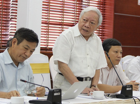 GS.TS.NGND Trần Đình Sử: "Quản lý yếu kém và lúng túng trong phương pháp dạy học đã dẫn tới hạn chế của sách giáo khoa". Ảnh: Ngọc Quang.